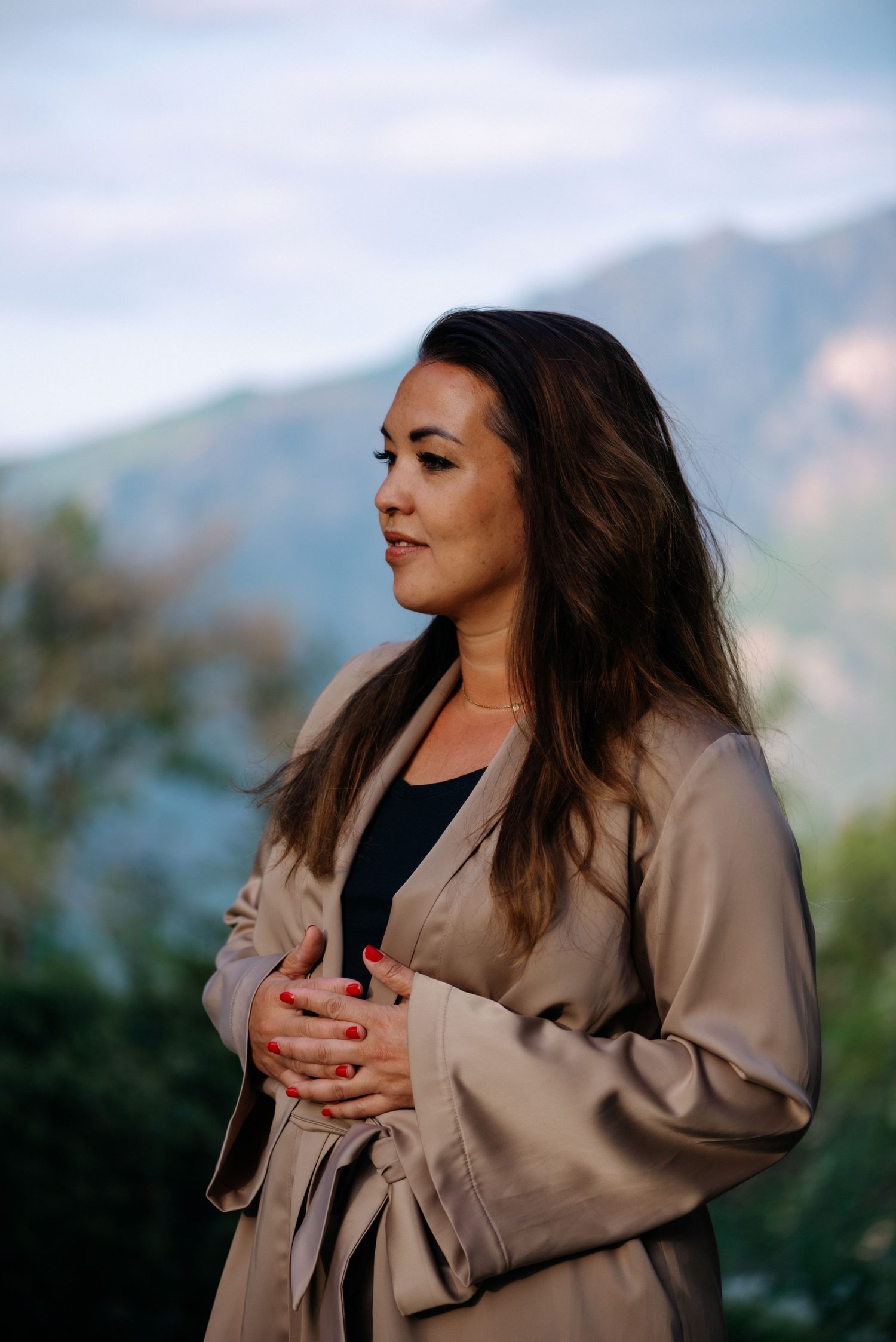 Lian Tjon Soei Len, portret in de buitenlucht met bergen op de achtergrond.